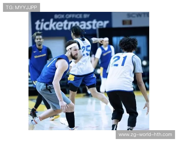 勇士灵活跑位撕开对方防线